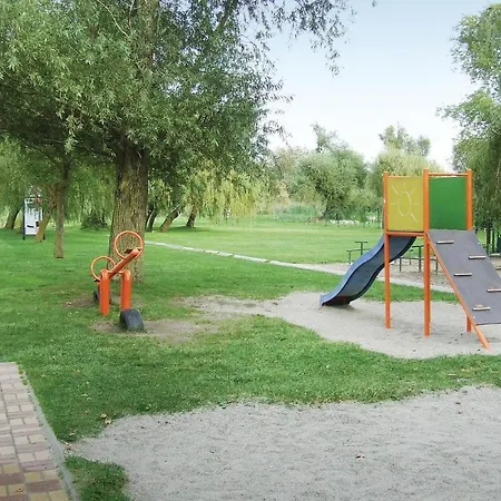 度假居 Holiday Balatonmariafurdo 01 巴拉顿凯赖斯图尔